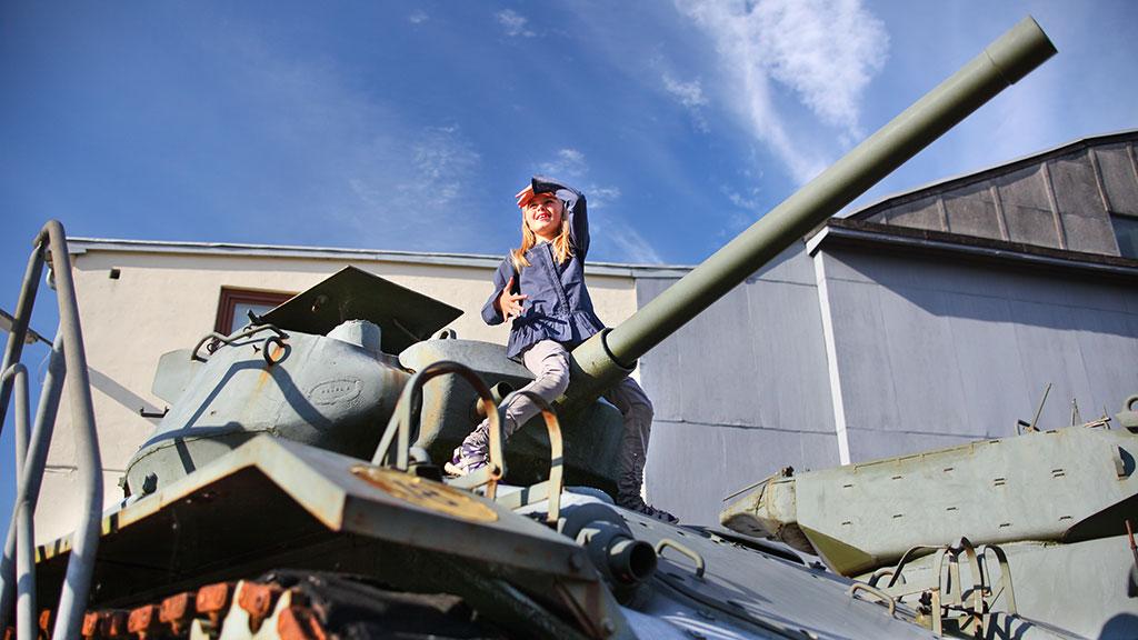Pige på tank