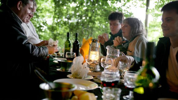 Guest enjoying dinner at Robber's Camp